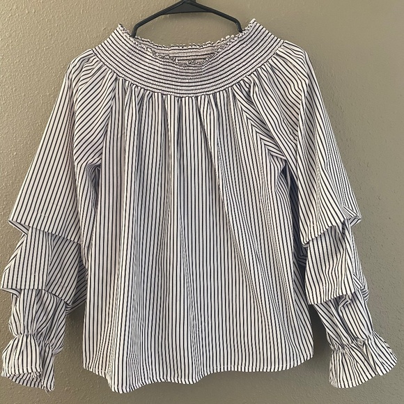 Off Shoulder Black & White Long Sleeve - Picture 1 of 1